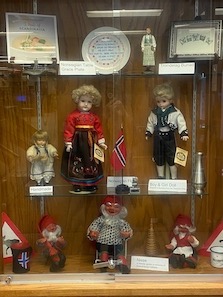 2022_01_Public_Library_Display_Nisse_Bunads.jpg