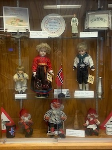 2022_01_Public_Library_Display_Nisse_Bunads.jpg